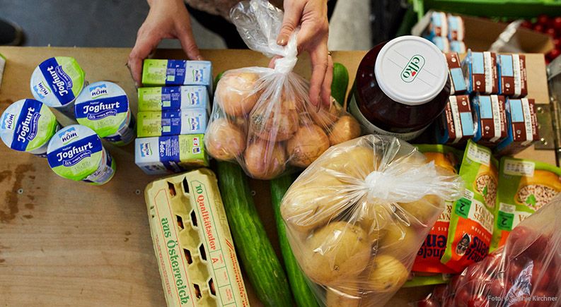 Soforthilfe für Flüchtlinge in Form von gespendeten Lebensmitteln
