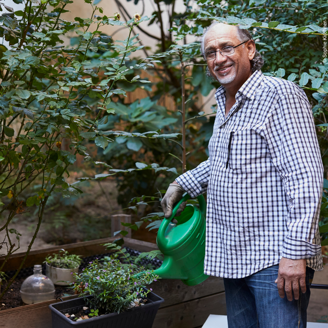 Khaled kümmert sich liebevoll um den Garten im Ute Bock Haus