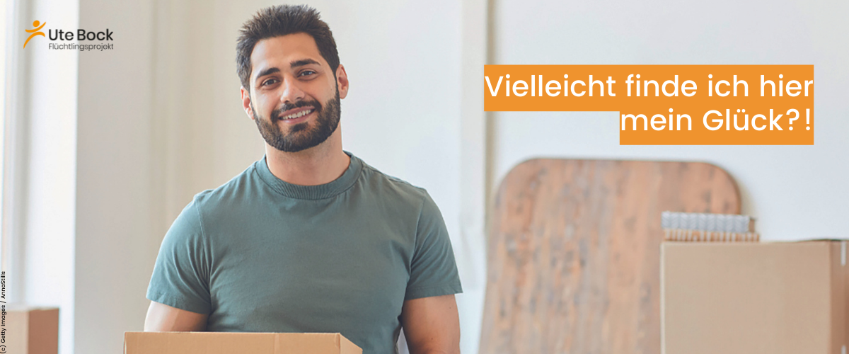 Glücklich aussehender Mann beim Umzug mit dem Text: "Vielleicht finde ich hier mein Glück?!"