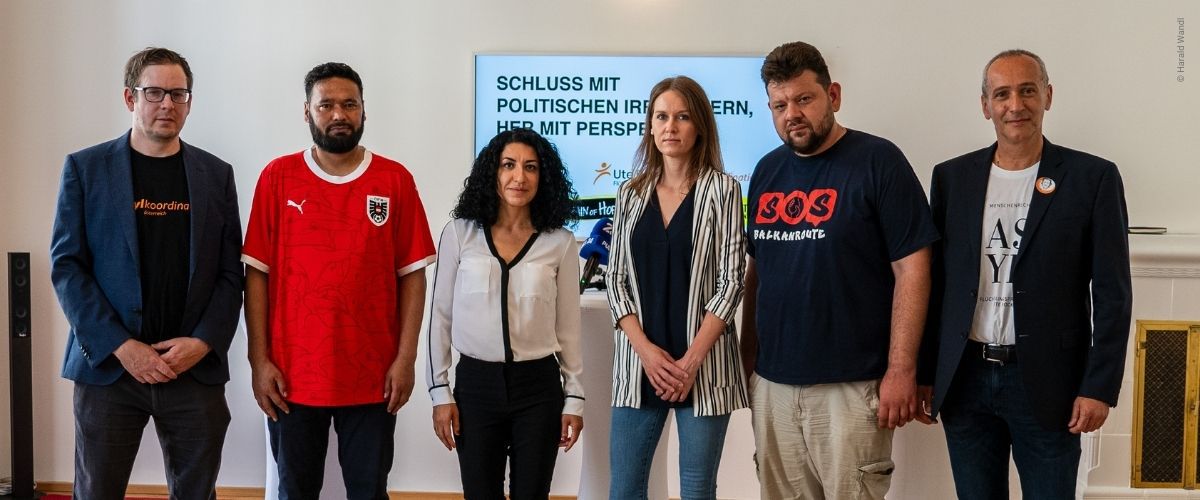 6 Vertreter*innen der NGOS stehen nebeneinander