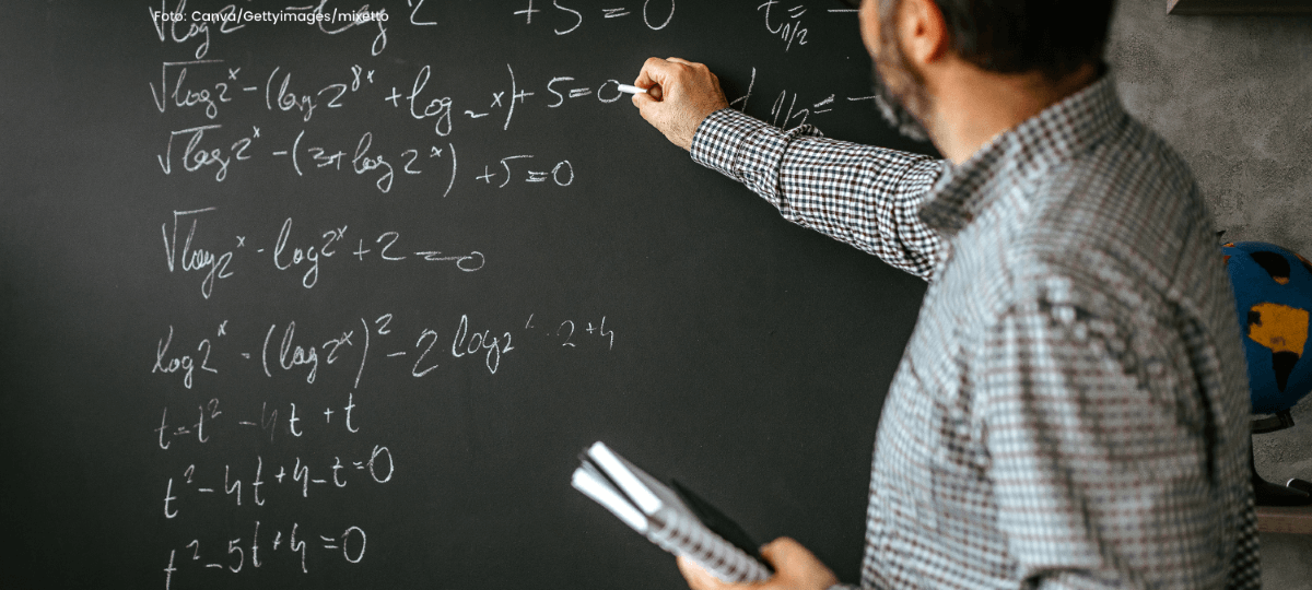Mathematiklehrer an der Tafel