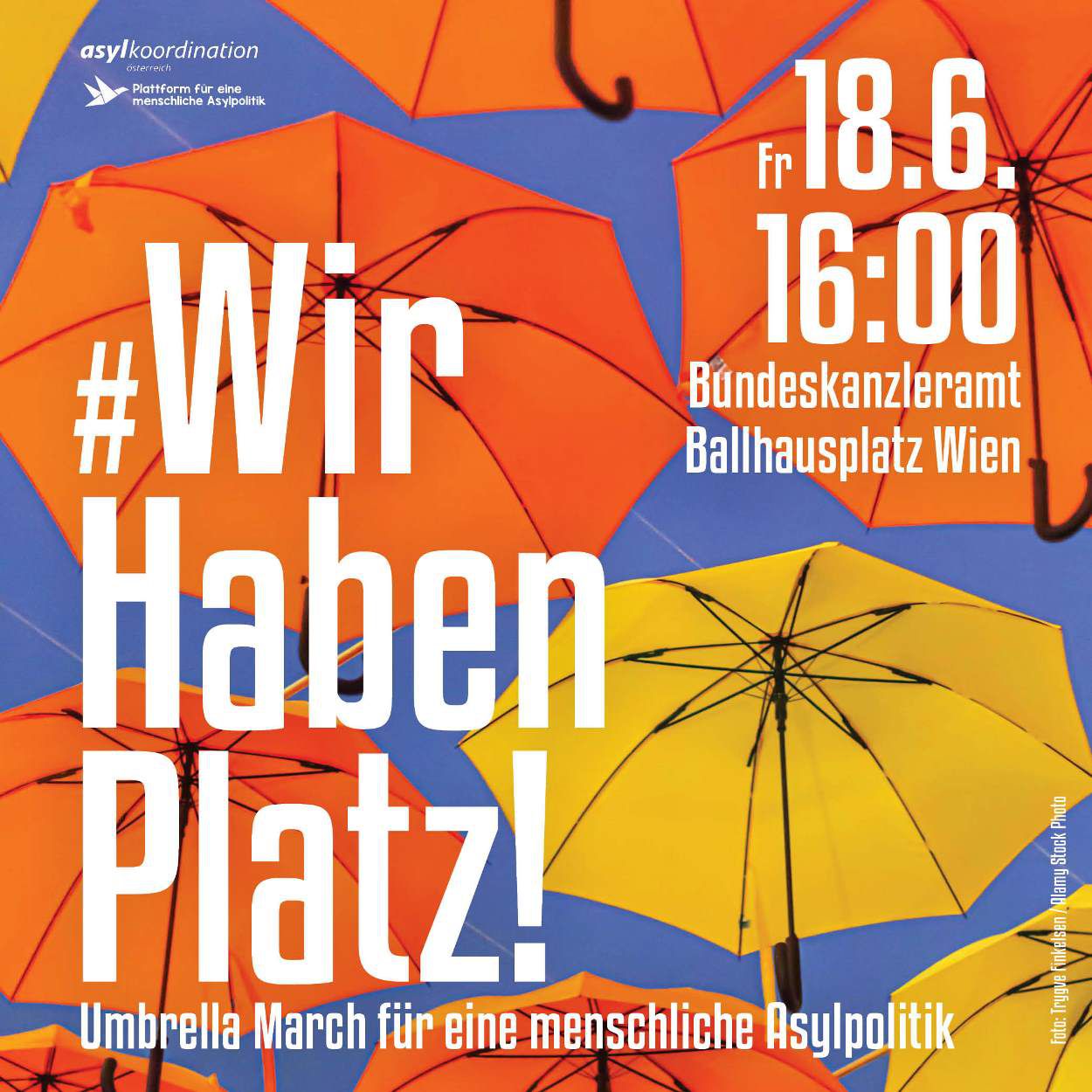 Orange Regenschirme vor blauem Himmel