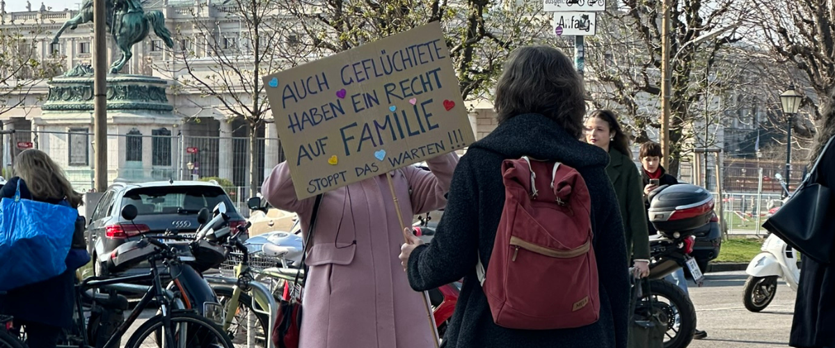 Symbolbild mit Menschen, die durch Schotterweg gehen