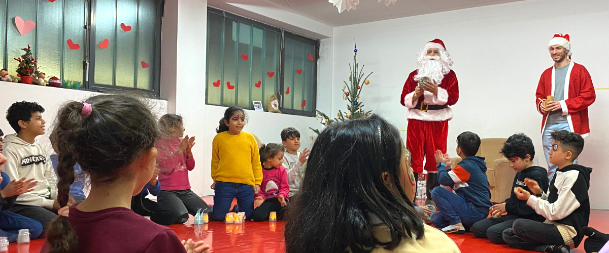 Viele Kinder schauen gespannt auf den Weihnachtsmann