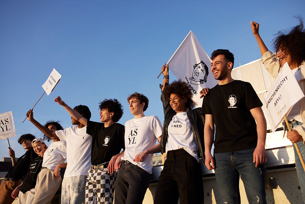 Gruppe fröhlich demonstrierender Menschen in Bock Shirts