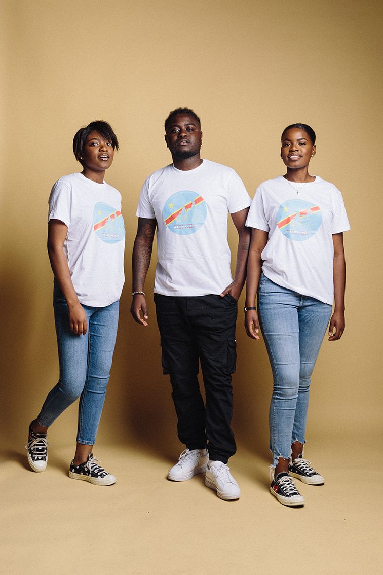 Meydo mit seinen zwei Schwestern in Shirts ihres Vereins Foniza