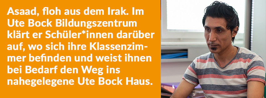Asaad arbeitet ehrenamtlich im Ute Bock Haus Asaad am Computer