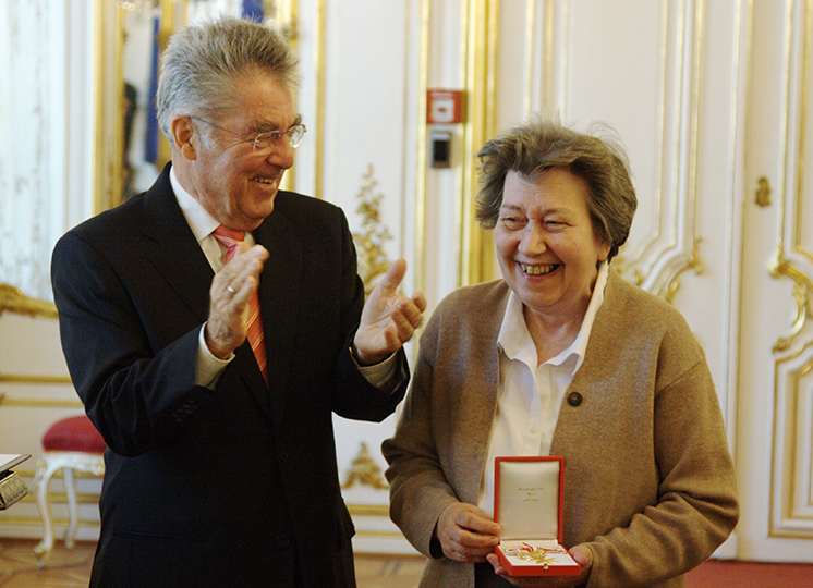 Ute Bock erhält Goldenes Verdienstzeichen von Heinz Fischer