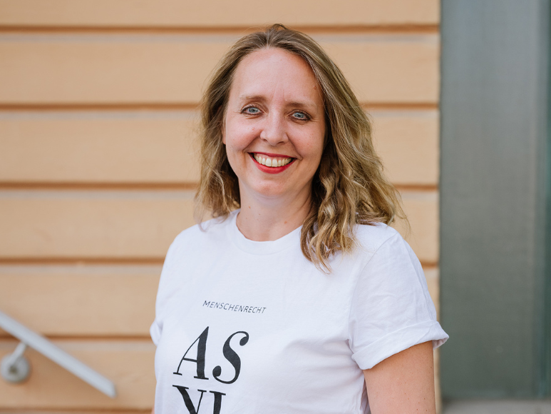 Brigitte Kainradl-Schmoll in einem weißen Shirt mit der Aufschrift "ASYL"