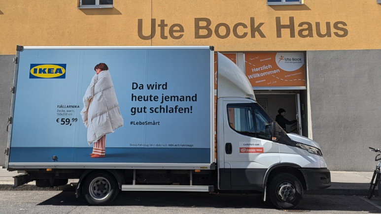 Ein Ikea-LKW mit der Aufschrift "Da wird heute jemand gut schlafen!" steht vor dem Ute Bock Haus