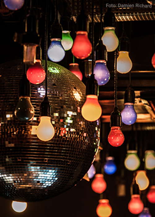 Discokugel und bunte Glühbirnen