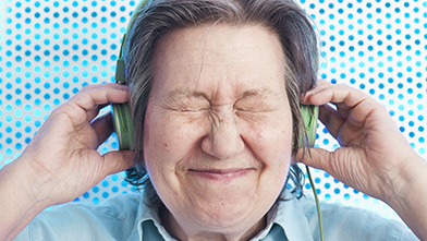 Ute Bock mit Kopfhörern