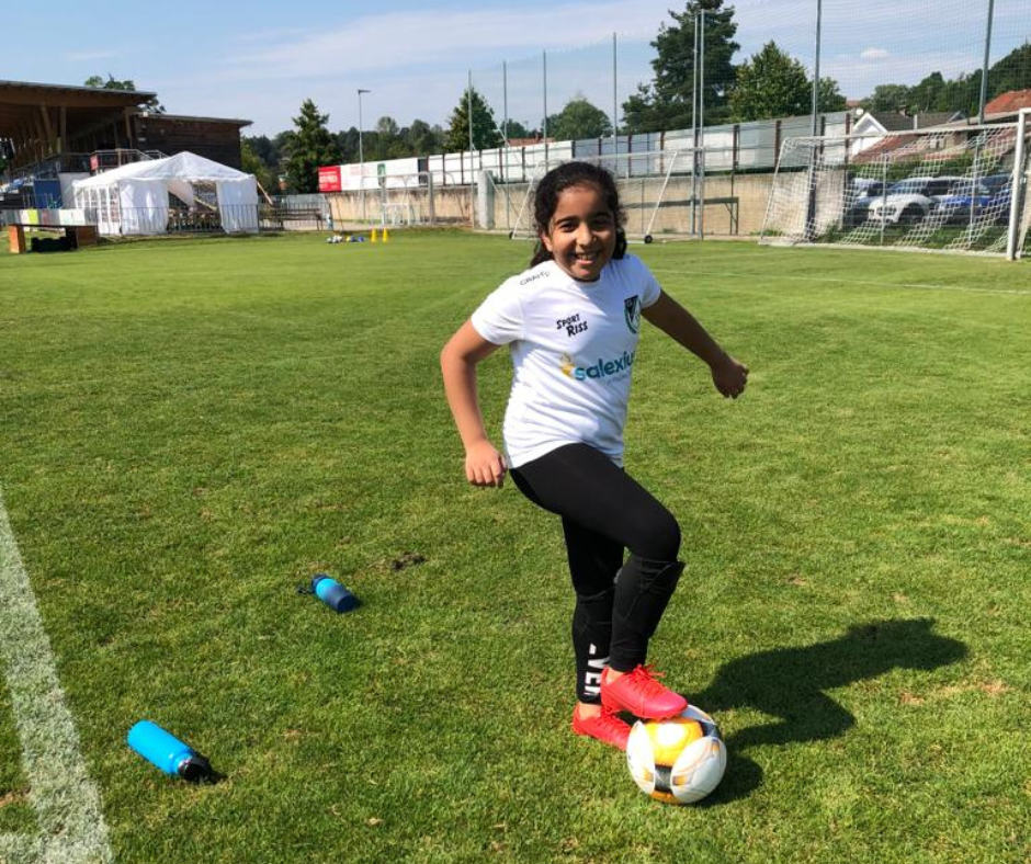 Stolze Fußballerin aus dem Ute Bock Haus beim Fussballcamp vom USV Neulengbach