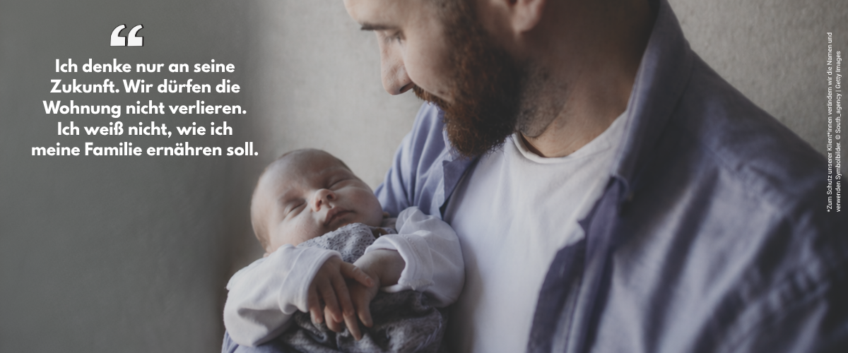 Junger Vater mit Baby im Arm und dem Zitat "Ich denke nur an seine Zukunft. Wir dürfen die Wohnung nicht verlieren. Ich weiß nicht, wie ich meine Familie ernähren soll."