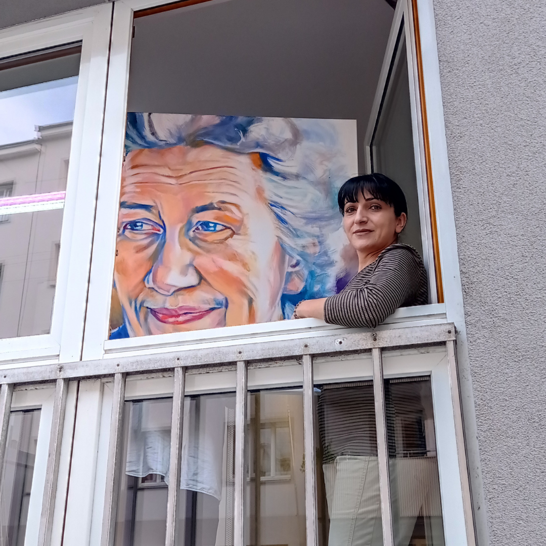Ruzanna sieht aus dem Fenster des Ute Bock Haus
