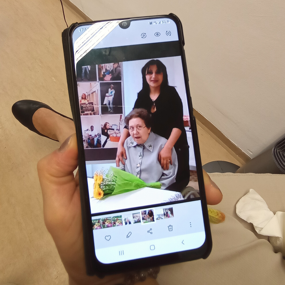 Auf dem Handyfoto sieht man Ruzanna mit Frau Bock nach ihrem Schlaganfall