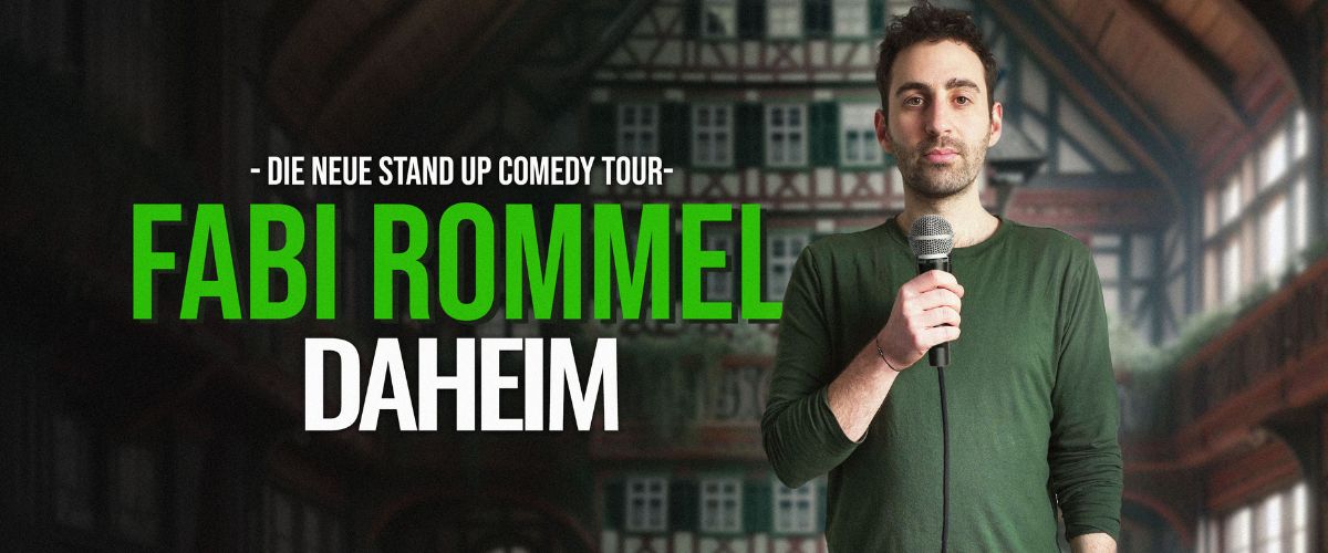 Ein Fachwerkshaus im Hintergrund, davor Fabi Rommel mir grünem Shirt und Mikrofon. Daneben der Text "Die neue Stand Up Comedy Tour - Fabi Rommel Daheim""