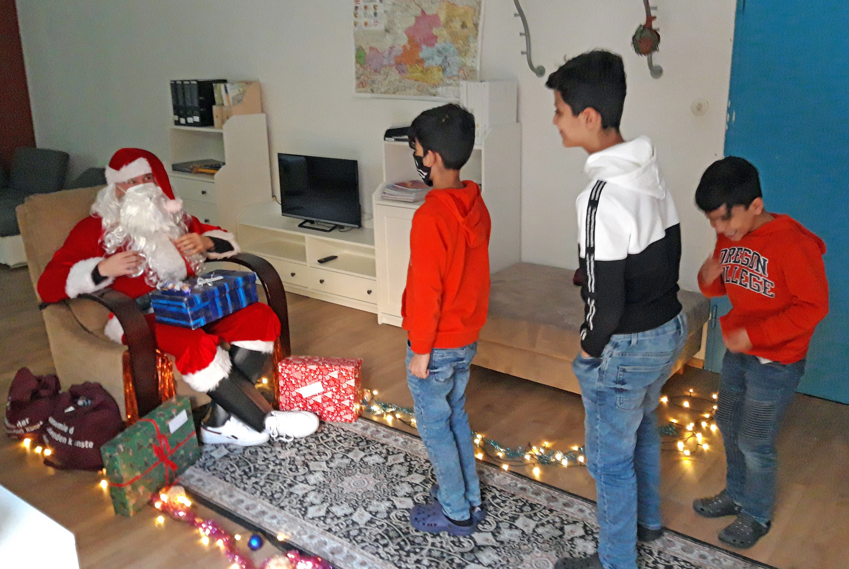 3 Buben erhalten ihr Geschenk vom Weihnachtsmann