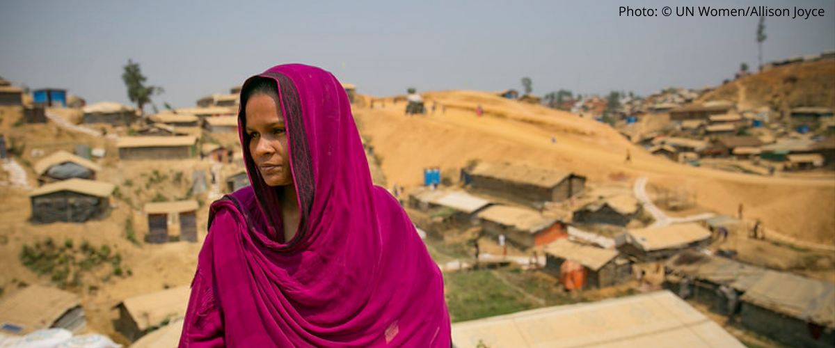 geflüchtete Frau vor einem Flüchtlingscamp