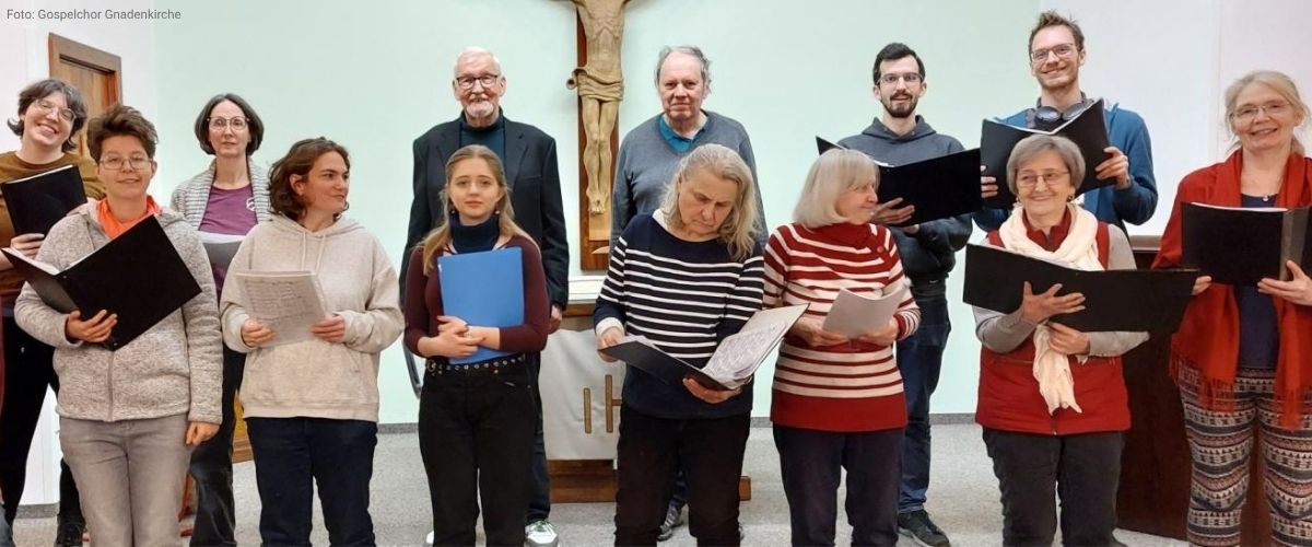 mehrere Personen singen im Chor