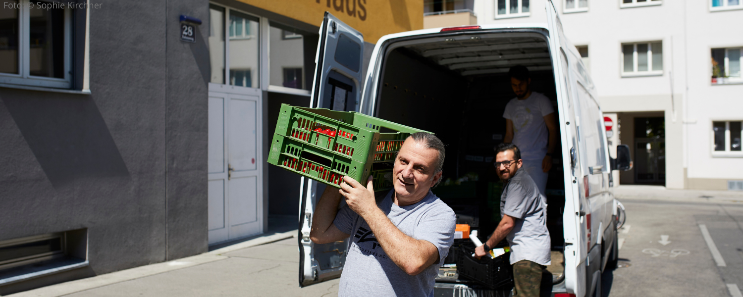 Lebensmittelspenden von Unternehmen werden aus dem Auto ausgeladen