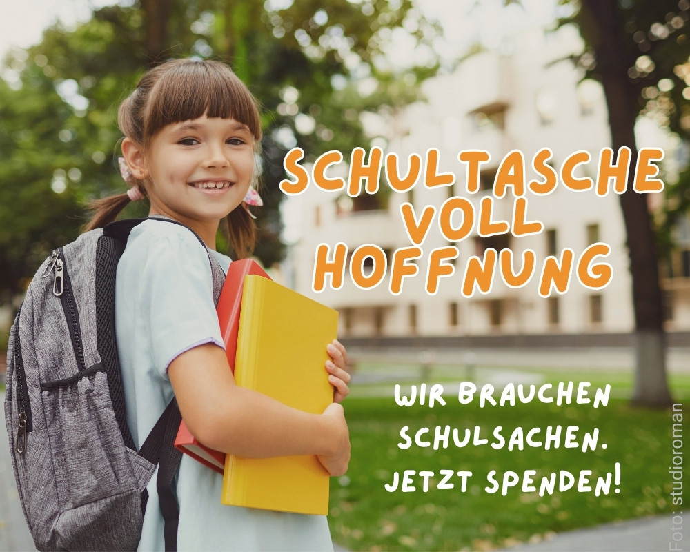 Kind mit Schulsachen davor Schriftzug "Schultasche voll Hoffnung" 