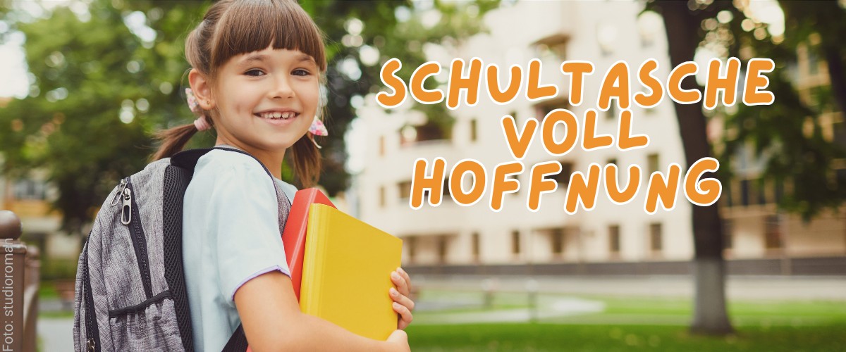 Kind mit Schulsachen davor Schriftzug "Schultasche voll Hoffnung" 