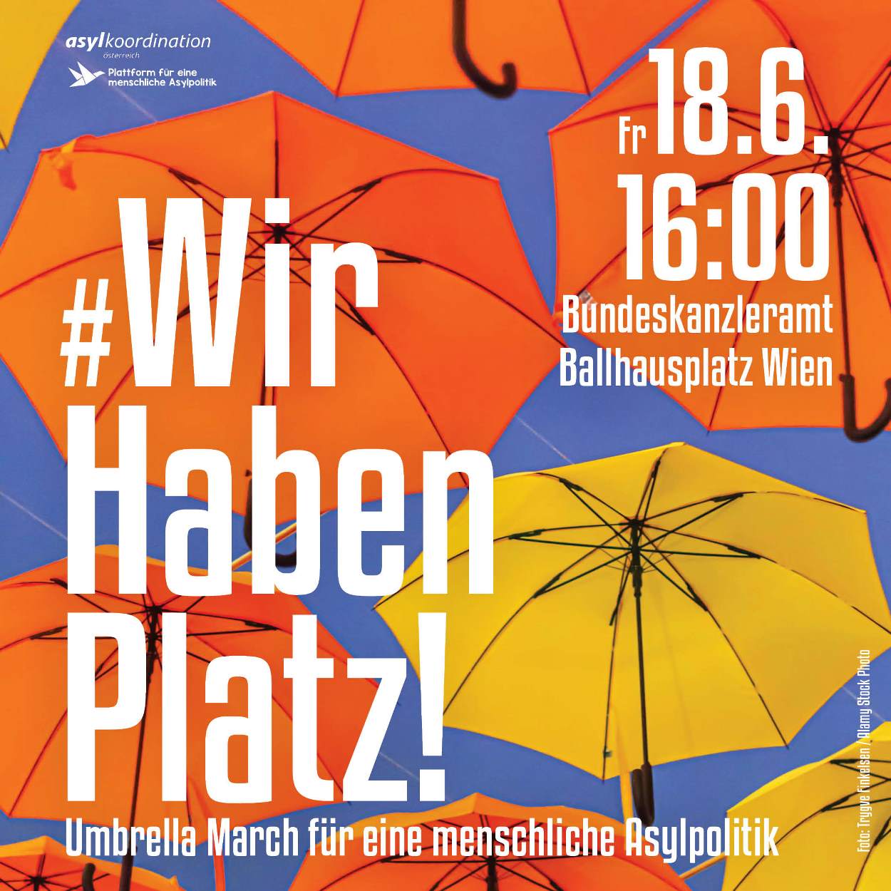 Orange Regenschirme vor blauem Himmel