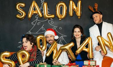 Zwei Frauen und zwei Männer von Salon Spontan stehen vor einer schwarzen weihnachtlichen Wand. In Luftballons ist zu lesen "Salon Spontan""