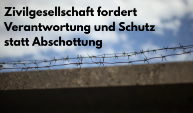 Foto von Mauer mit Stacheldrahtzaun, darüber der Text am Himmel: Zivilgesellschaft fordert Verantwortung und Schutz statt Abschottung