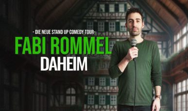 Ein Fachwerkshaus im Hintergrund, davor Fabi Rommel mir grünem Shirt und Mikrofon. Daneben der Text "Die neue Stand Up Comedy Tour - Fabi Rommel Daheim""