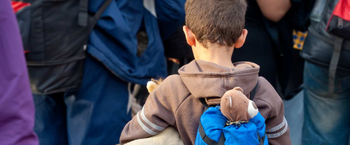 Bub mit Rucksack - Flucht aus der Ukraine