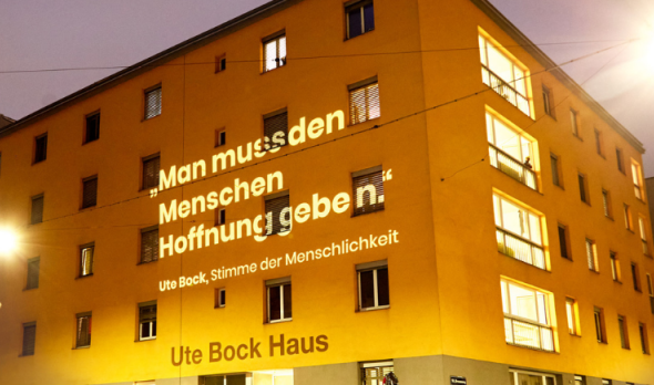 Projektion mit Ute Bock Zitat am Ute Bock Haus