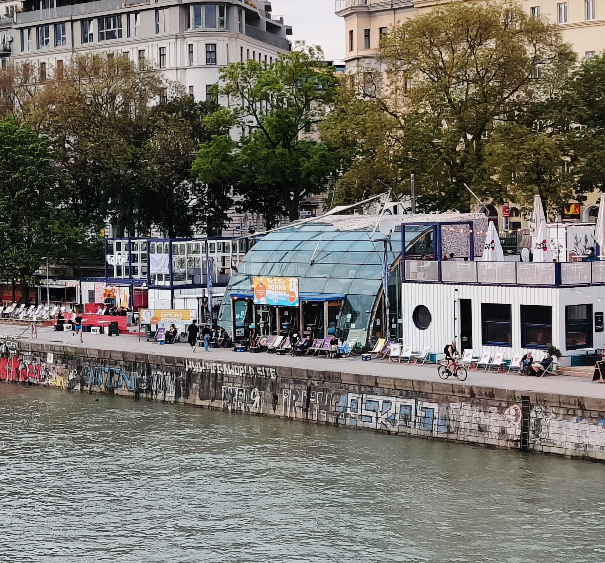 Glashaus am Donaukanal mit Bock auf Sonne Banner