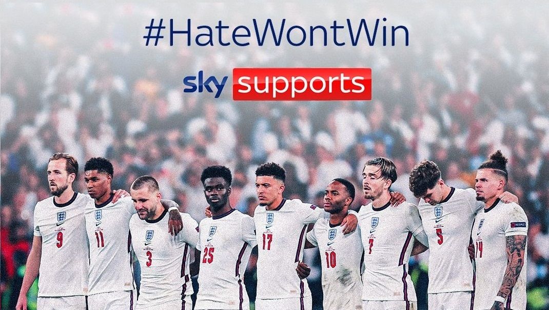 Fußballer stehen zusammen darüber der Schriftzug #HateWon'tWin