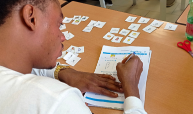 Schüler übt schreiben im Ute Bock Bildungszentrum
