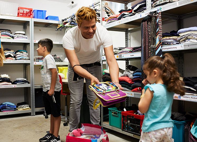 Kinder bei der Sachspenden- und Kleiderausgabe im Ute Bock Haus