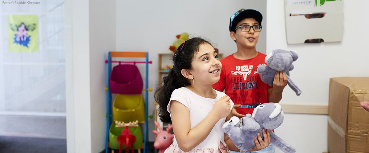 Sachspenden bei Ute Bock, Kinder erhalten gespendete Spielsachen