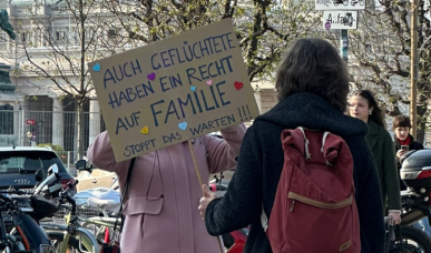 Aktion zu Familiennachzug mit Schild "Auch Geflüchtete haben ein Recht auf Familie."