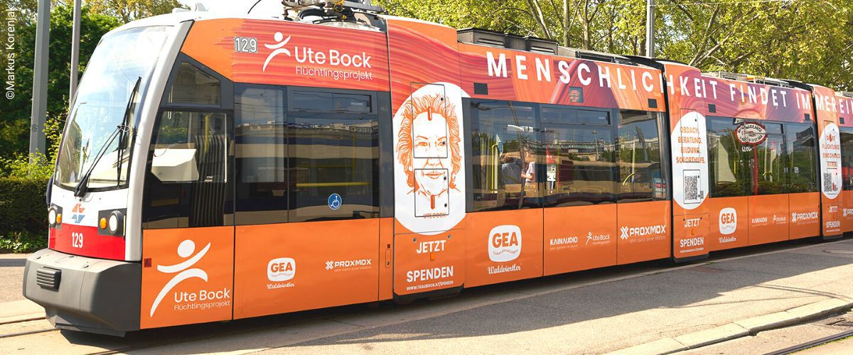 Straßenbahn mit Ute Bock Branding