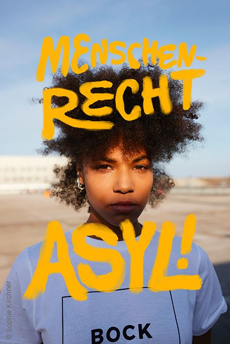 Porträt junge Frau im Bock shirt, Schriftzug Menschenrecht Asyl