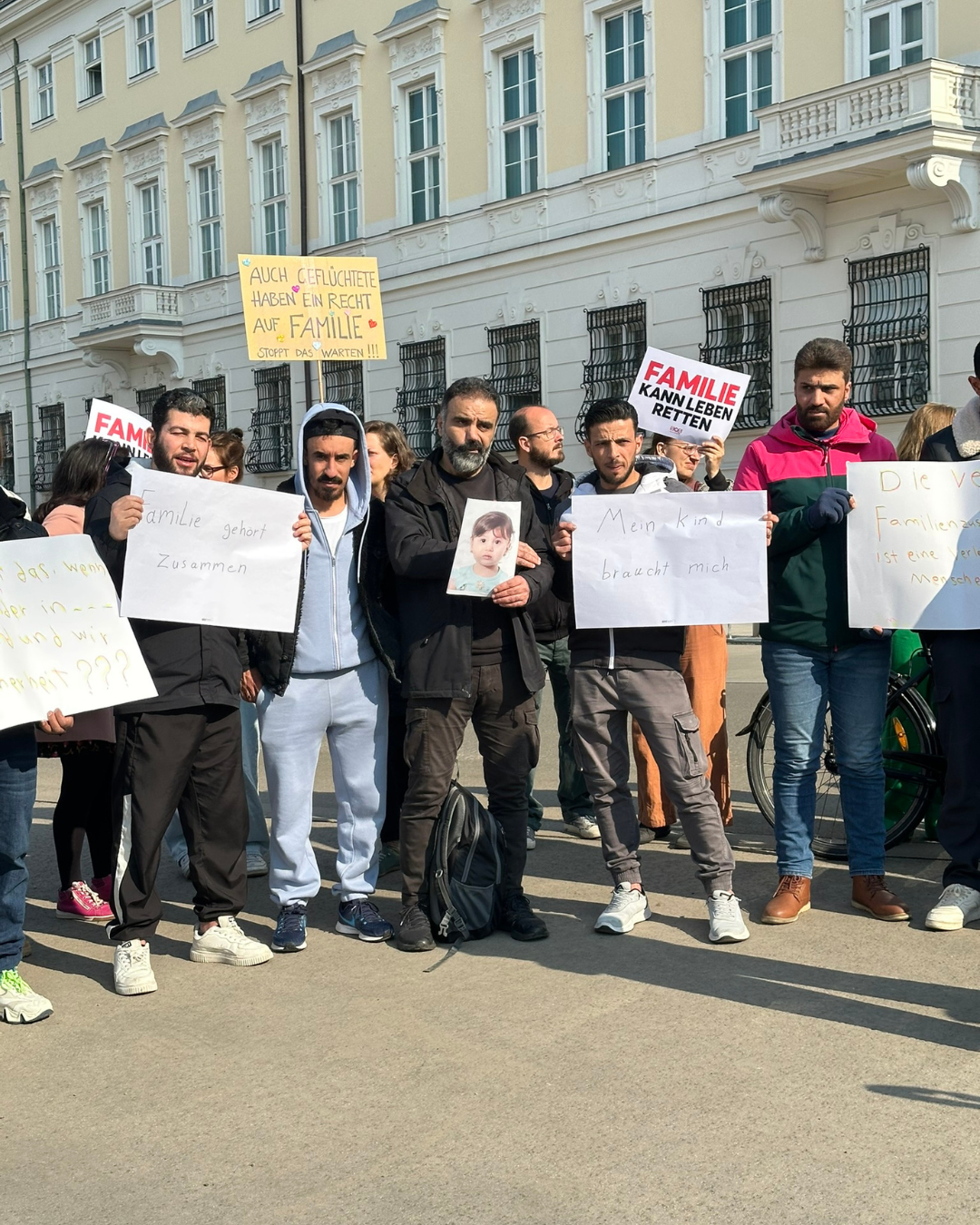 "Mein Kind braucht mich." Väter machen auf die Bedeutung von Familiennachzug aufmerksam.
