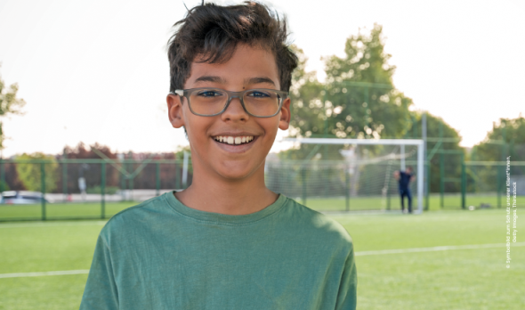 Junge beim Fußballspielen