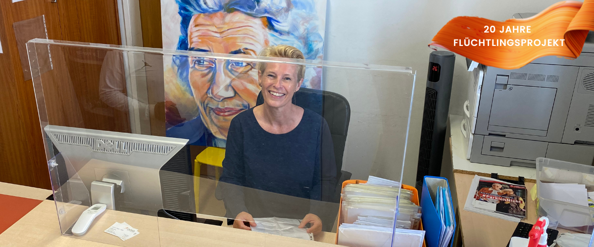 Die Ehrenamtlichen im Verein Ute Bock übernehmen wichtige Tätigkeiten im Flüchtlingsprojekt, so auch Anne-Marie im Postservice.
