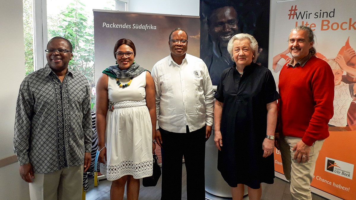 Die Südafrikanische Botschaft zu Besuch im Ute Bock Haus