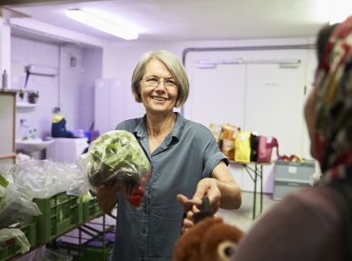 Ehrenamtliche verteilt Lebensmittel