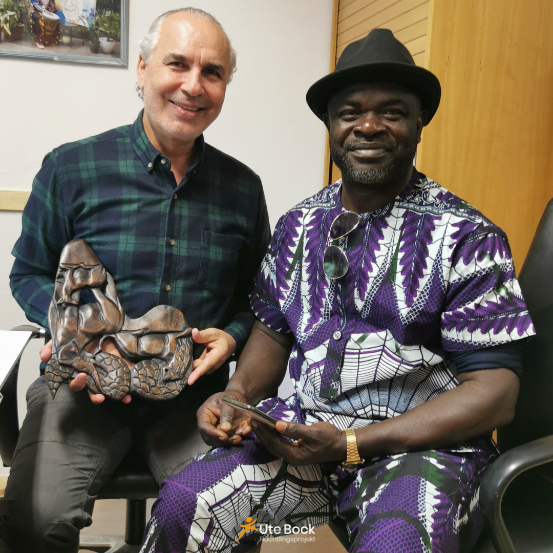 Unams und Ibrahim mit dem Holzkunstwerk aus Kamerun