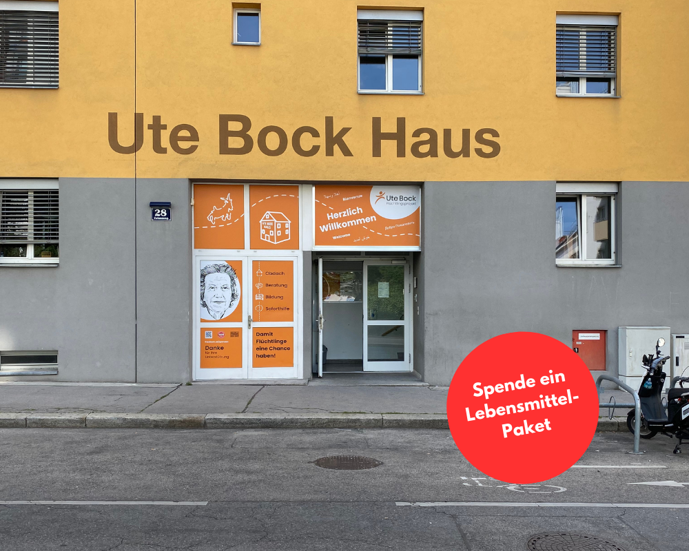 Kleinkind sitzt auf dem Schoß seines Papas. Das Kind schaut direkt in die Kamera. Daneben eine rote Bubble "Deine Spende hilft"