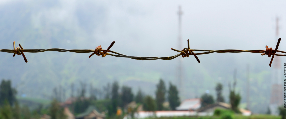 Symbolbild Stacheldrahtzaun
