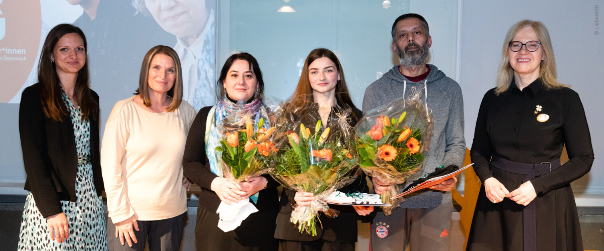 Die drei Gewinner_innen mit zwei Jury-Vertreterinnen und Anna Steiger, Vorstandsmitglied Ute Bock